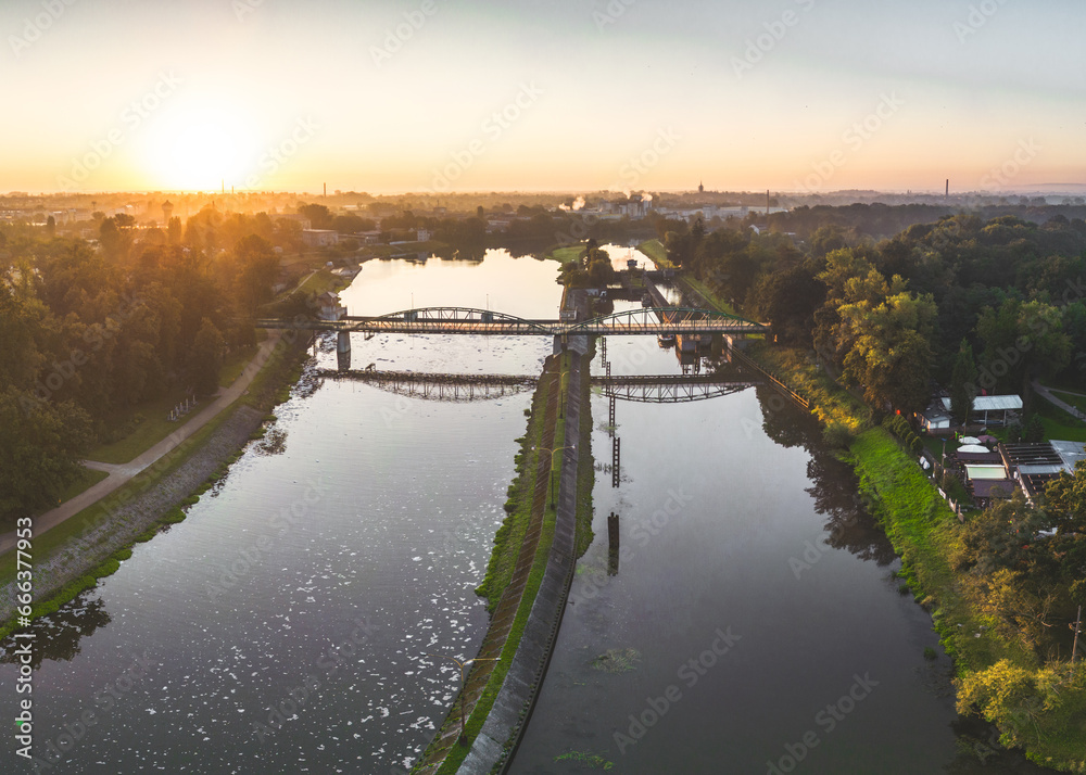 most nad rzeką Odrą w Opolu w widoku z powietrza - obrazy, fototapety, plakaty 