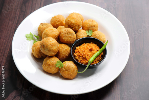Dry Kachori is a deep fried crispy and crunchy balls of maida flour, stuffed with spicy mix of gram flour, sev, Lentils, Tamarind chutney, and other Indian spices. A popular tea time snack. Copy Space