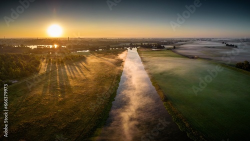rzeka lub kanał z porannymi mgłami widziane z powietrza