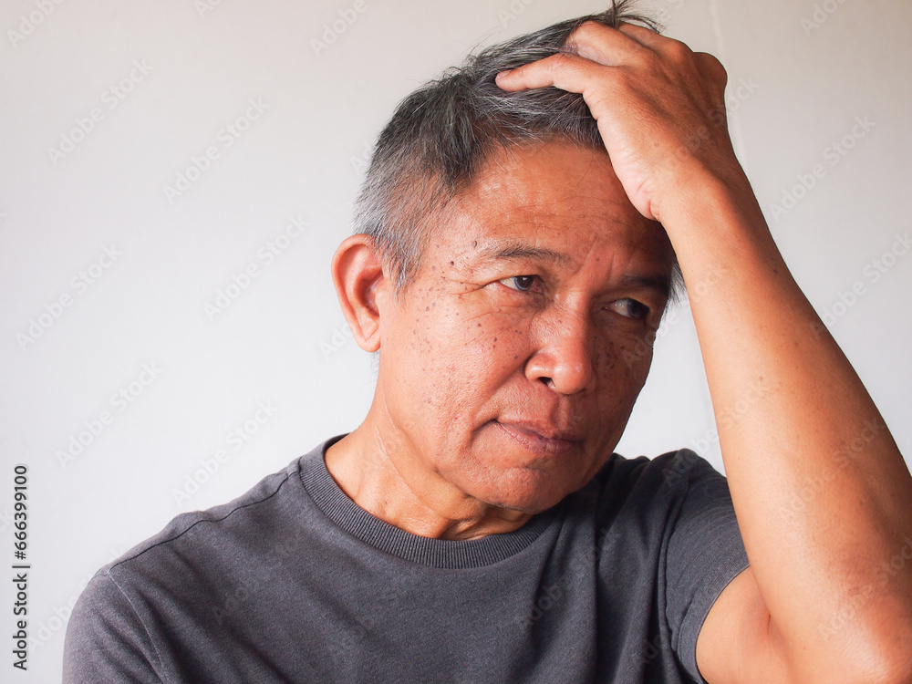 Obraz premium Closeup gray white color hair problem in senior asian man.