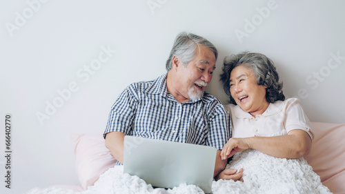 Foto senior couple happy love Elderly couple smile face, old man and senior woman rel
