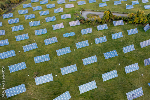 Eine Solaranlage auf Tracker die der automatisch Sonne folgen