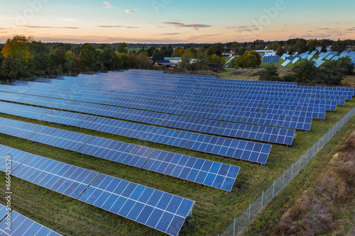 Solarpark mit unterscghiedlich aufgebauten Solarpanels