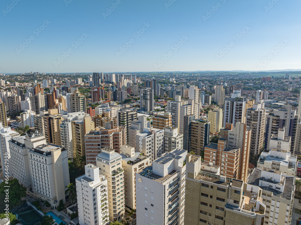 Naklejka premium Imagem aérea do bairro Cambuí em Campinas, São Paulo. Brasil. Diversos prédios, apartamentos e céu azul.