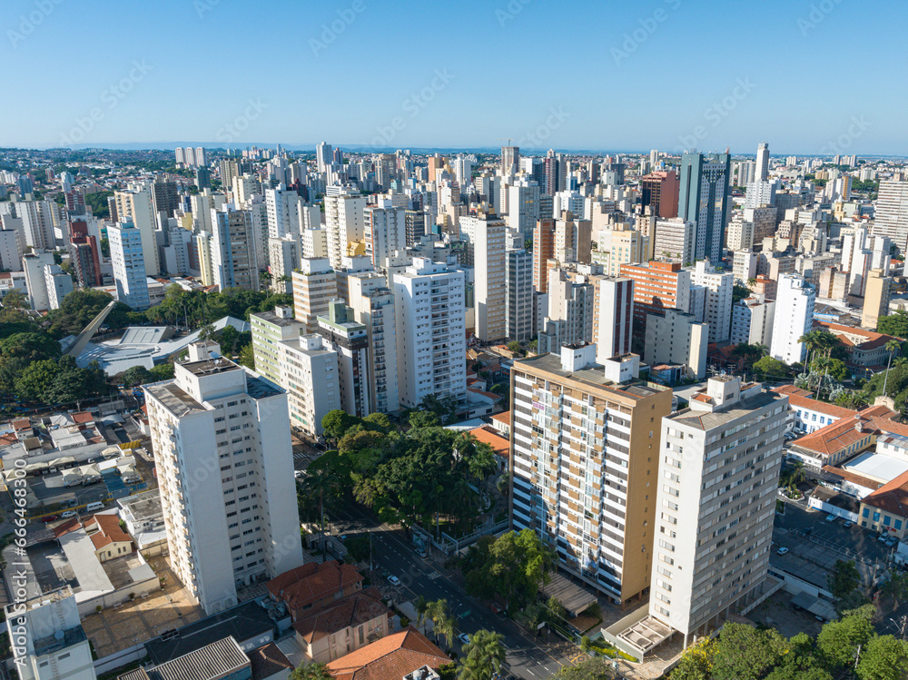 Fototapeta premium Imagem aérea do bairro Cambuí em Campinas, São Paulo. Brasil.