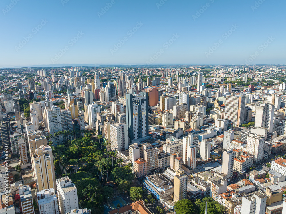 Fototapeta premium Imagem aérea do bairro Cambuí em Campinas, São Paulo. Brasil. 