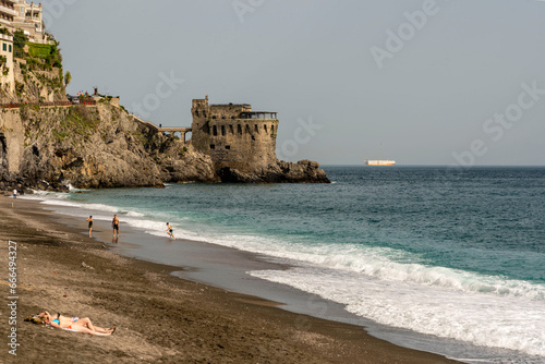 Il castello Mezzacapo a Maiori e la spiaggia