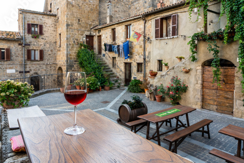 Bicchiere di vino su tavolo di un ristorante nel borgo medievale di Bolsena