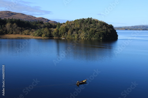 Foto Landscape at Lough Gill, County Leitrim and County Sligo, Ireland featuring man