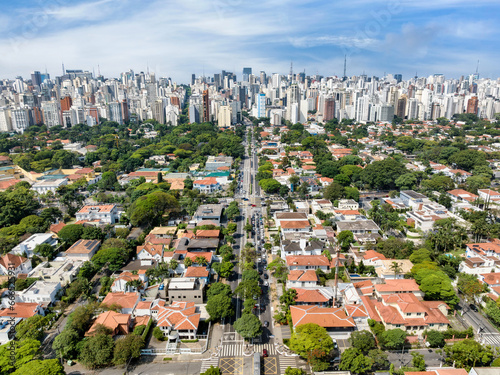 Imagem aérea do bairro Jardins e Jardim Paulista. Bairro arborizado próximo a Avenida Nove de Julho cercado por grandes edificios em área nobre de São Paulo, capital.  