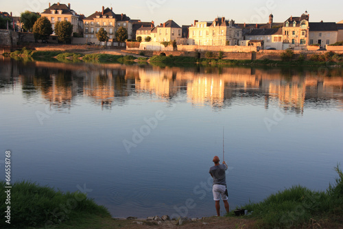 P  cher    la ligne dans la Loire    Saumur. France