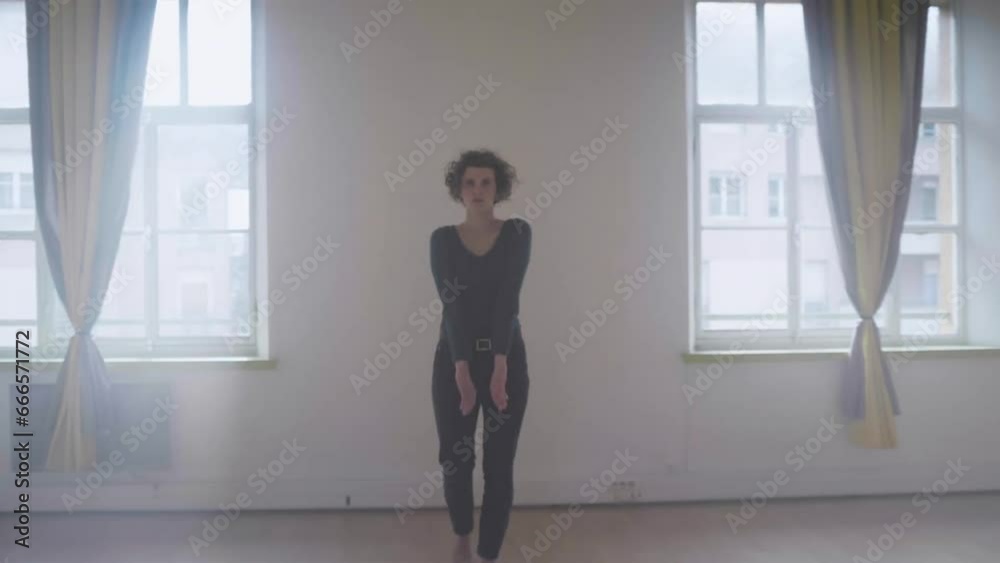 Femme, caucasien, danse, contemporain, lumière, beauté, fenêtre, gens, mode, personne, mode de vie, dame, corps, modèle, blond, cheveux, salle, intérieur, debout, maison, fumée, soleil, 