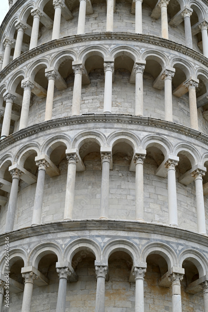 Détail architectural de la Tour de Pise en Toscane