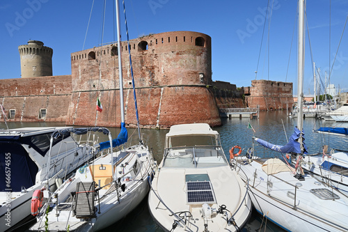 Port de plaisance de Livourne avec la Fortezza Vecchia au second plan photo