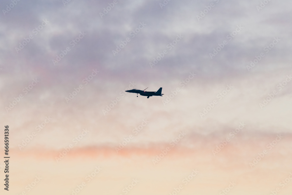 美しい夕空を滑空する戦闘機