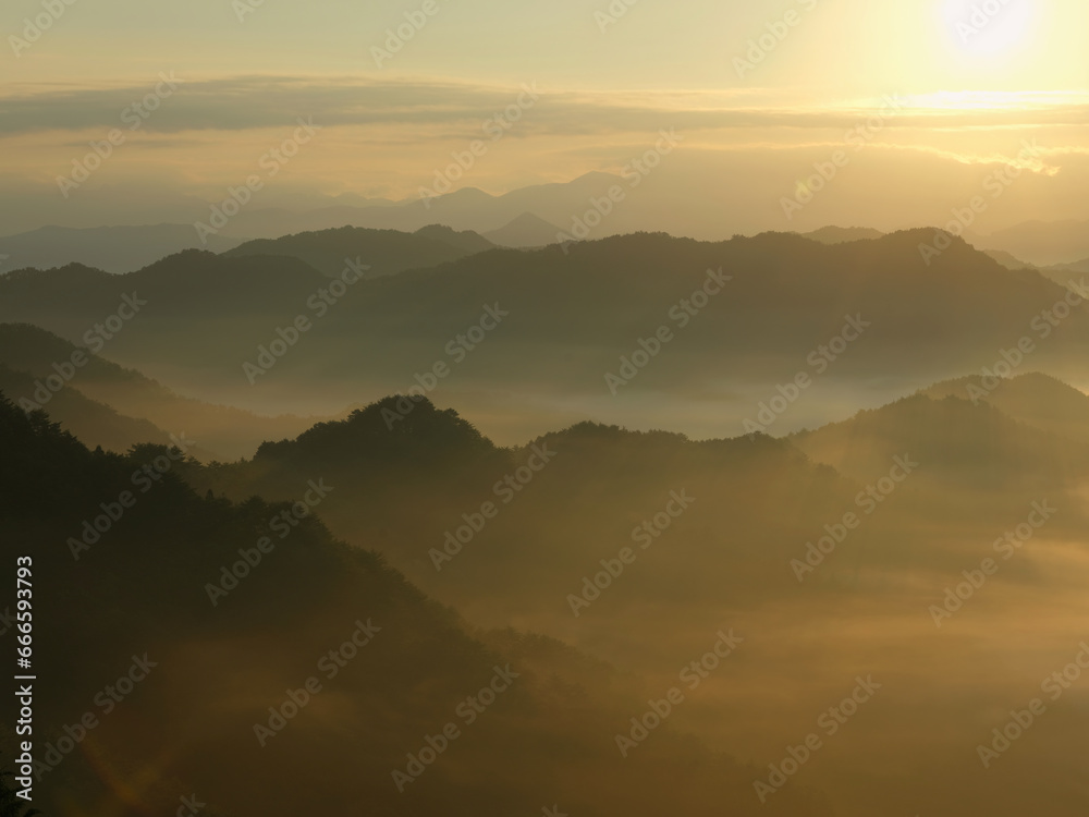 朝日に照らされた雲海の山