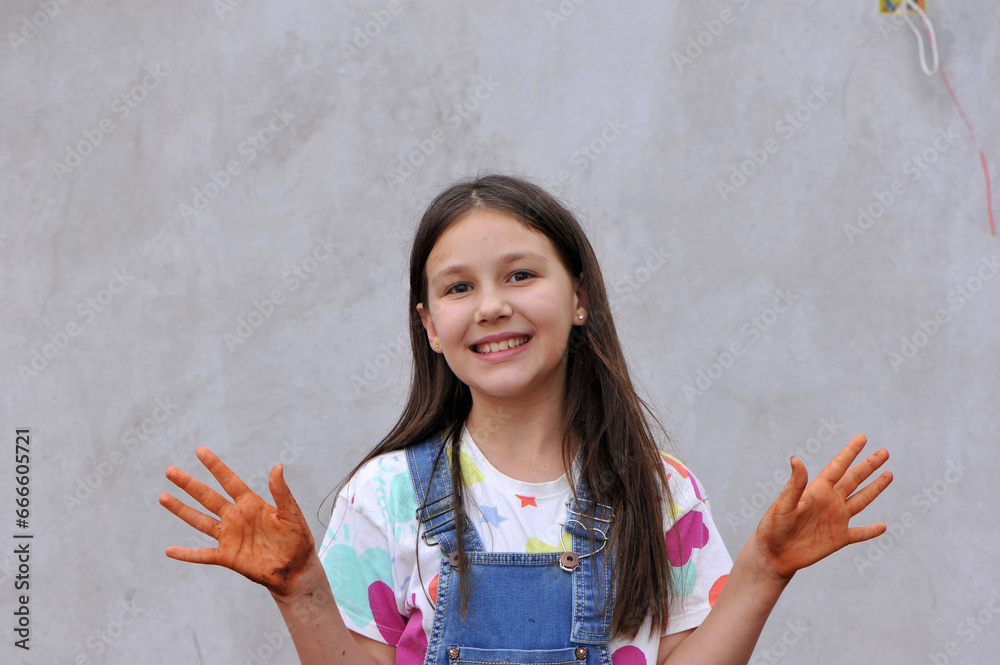 criança com as mãos sujas de terra , expressão feliz e sorridente criança com as mãos sujas de terra , expressão feliz e sorridente