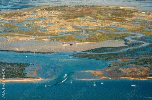 vue aérienne de l'île aux oiseaux et des cabanes tchankés dans le Bassin d'Arcachon en France photo