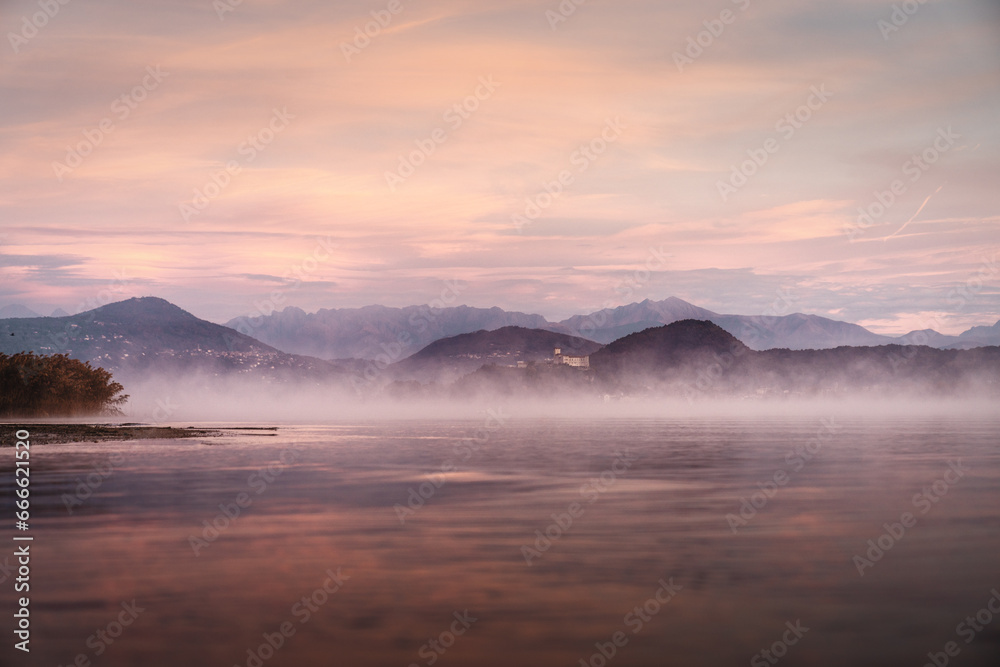 Stimmung am Morgen am Lago Maggiore in Italien mit Farben vom Sonnenaufgang am Himmel