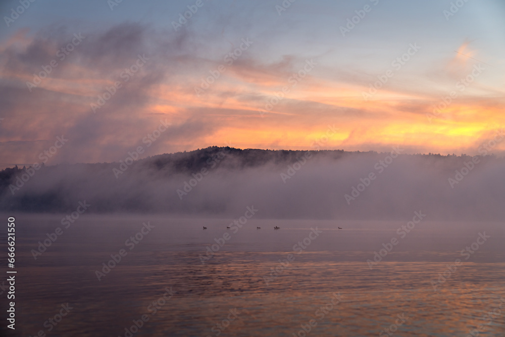 Stimmung am Morgen am Lago Maggiore in Italien mit Farben vom Sonnenaufgang am Himmel Stimmung am Morgen am Lago Maggiore in Italien mit Farben vom Sonnenaufgang am Himmel