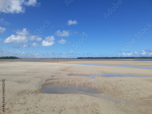 maré baixa na praia de Mangue Seco, Bahia, Brasil