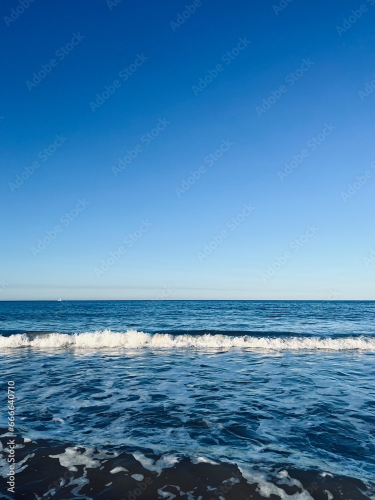Fototapeta premium Blue sea horizon, natural blue seascape background, ocean bay, clear sky