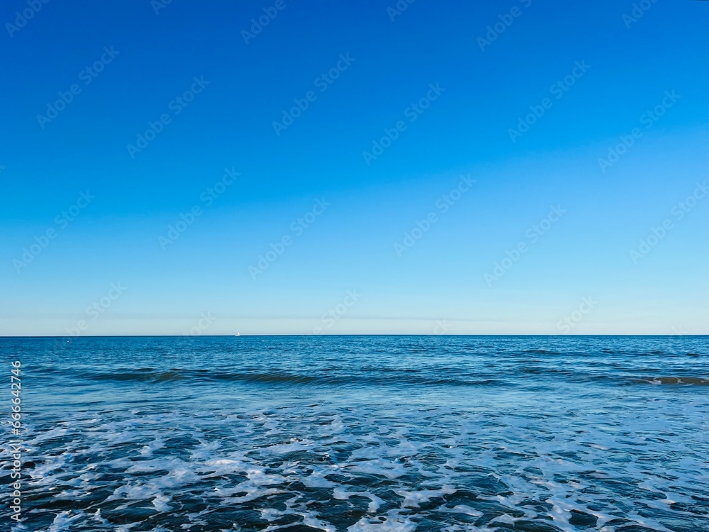 Obraz premium Blue sea horizon, natural blue seascape background, ocean bay, clear sky