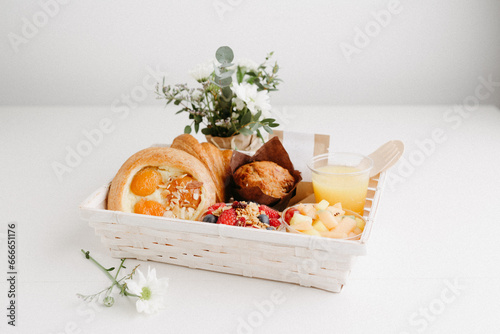 Cesta de desayuno para ofrecer en regalo