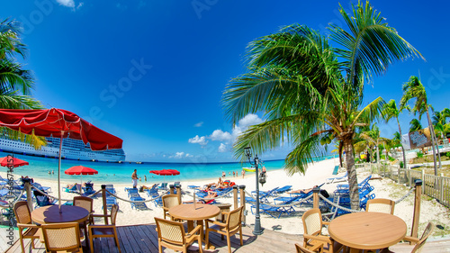 Cuadro en lienzo Turks and Caicos - February 22, 2012: A beautiful caribbean beach with tourists