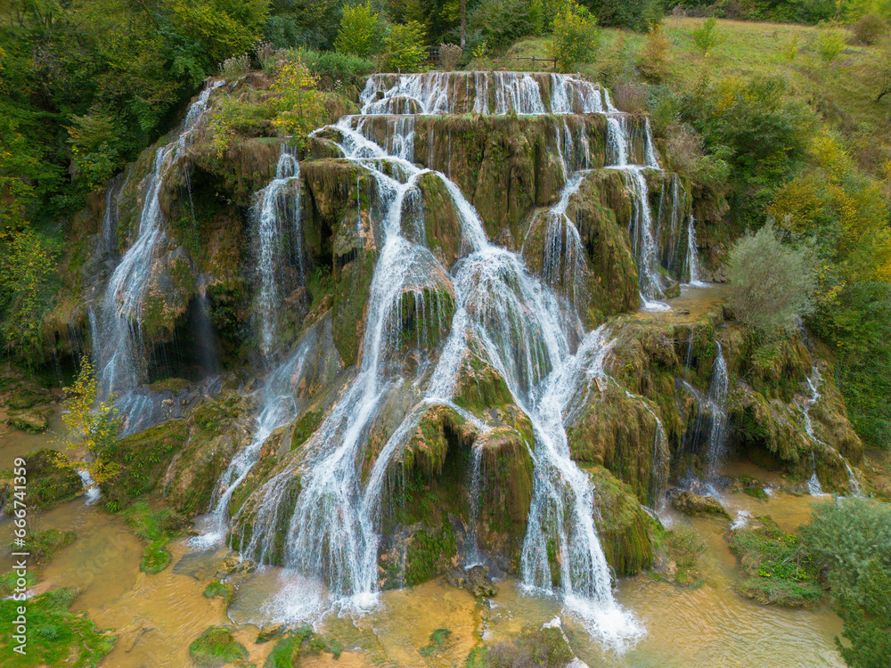 Obraz premium La cascade de Baume-les-Messieurs est une chute d'eau du ruisseau du Dard, remarquable pour ses massifs de tuf, située dans la commune de Baume-les-Messieurs dans le Jura.