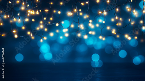 Fondo azul con bombillas y luces navideñas desenfocadas.