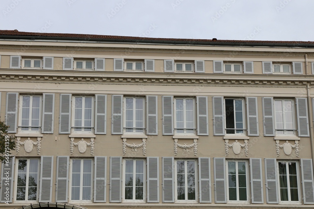 Bâtiment typique, vue de l'extérieur, ville de Bourg en Bresse, département de l'Ain, France