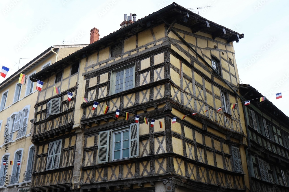 Bâtiment typique, vue de l'extérieur, ville de Bourg en Bresse, département de l'Ain, France