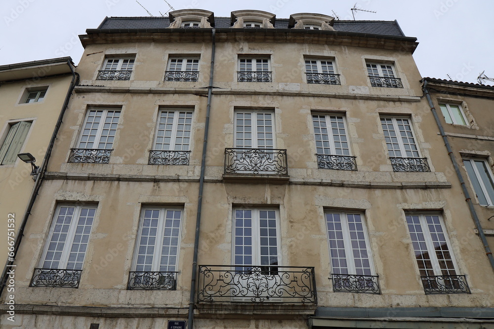 Obraz premium Bâtiment typique, vue de l'extérieur, ville de Bourg en Bresse, département de l'Ain, France