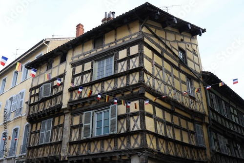 Obraz na płótnie Bâtiment typique, vue de l'extérieur, ville de Bourg en Bresse, département de l'Ain, France w salonie