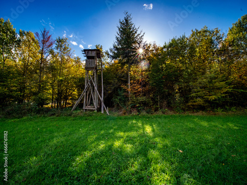 Hoch und Jägersitz am Waldrand