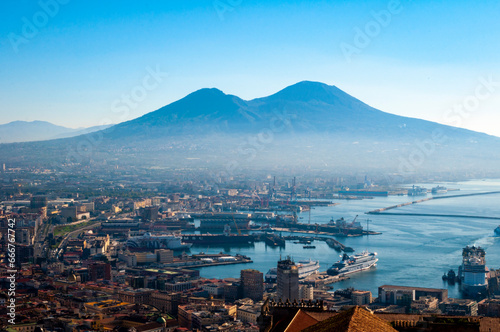 Napoli (Nápoles) y monte Vesubio en el fondo, Italia photo