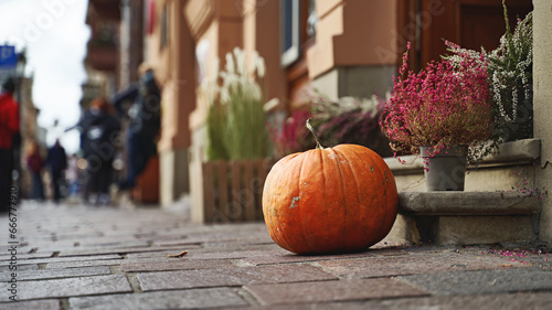 Obraz na płótnie Halloween pumpkin on a sunny autumn street w salonie
