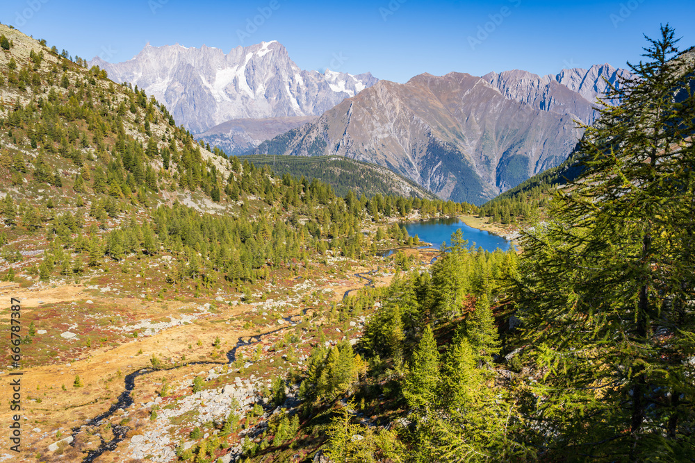 Monte Bianco e Grandes Jorasses sul Lago d'Arpy, Valle D'Aosta