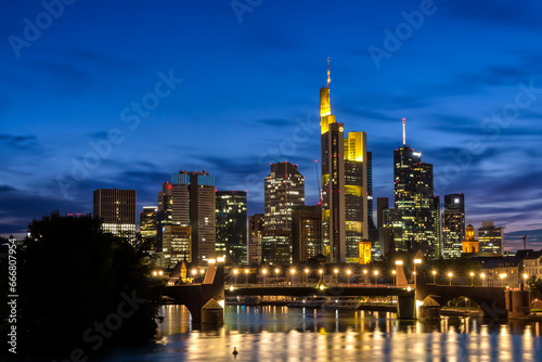 Skyline von Frankfurt am Main zur blauen Stunde © mije shots