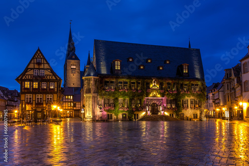 Rathaus von Quedlinburg auf dem Marktplatz zur blauen Stunde – im Hintergrund die Marktkirche St. Benediktii