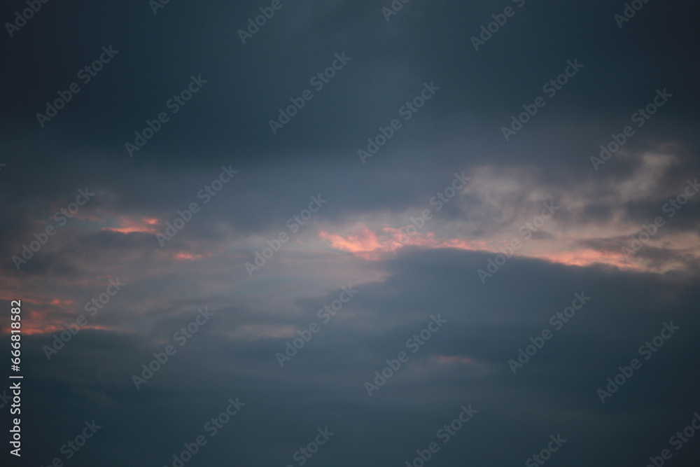 Obraz premium 불타오르는 하늘과 먹구름의 조화, 역동적인 하늘