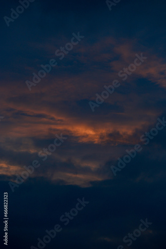 일출을 알리는 여명과 불타는 구름. 불타오르네~! © rokacaptain