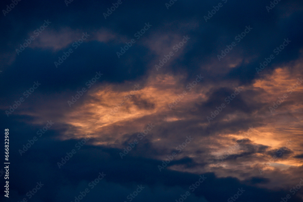 Fototapeta premium 일출을 알리는 여명과 불타는 구름. 불타오르네~!