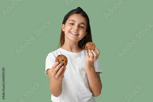Little girl holding sweet c...