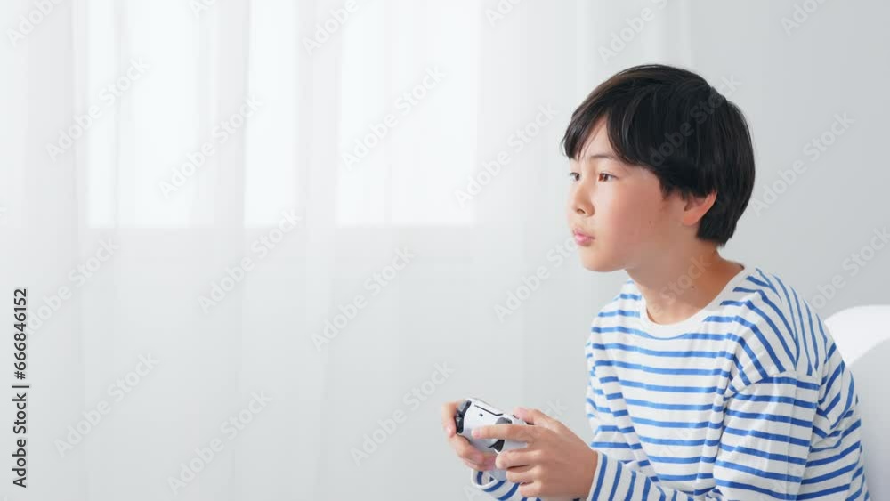 ゲームで遊ぶ男の子 ゲームで遊ぶ男の子