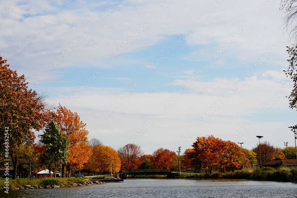 Obraz premium Fall autumn season at Fond du Lac Lakeside Park.