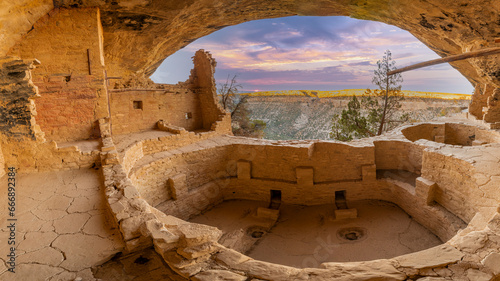 Foto Cliff dwellings are ancient structures build by the Native American Pueblo peopl
