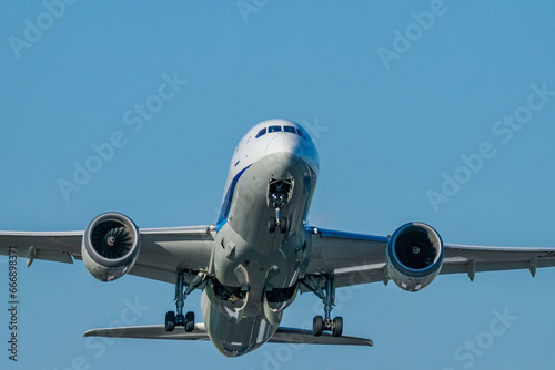 離陸していく飛行機 photo