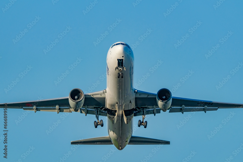 離陸していく飛行機